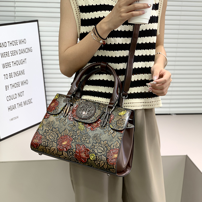 Vintage Floral Embossed Tote B - đánh giá và giá Luxury Bags Vegan