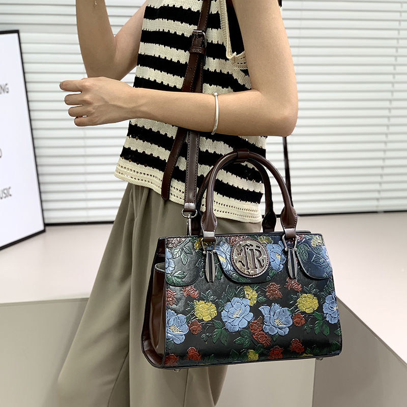 Vintage Floral Embossed Tote B - đánh giá và giá Luxury Bags Vegan